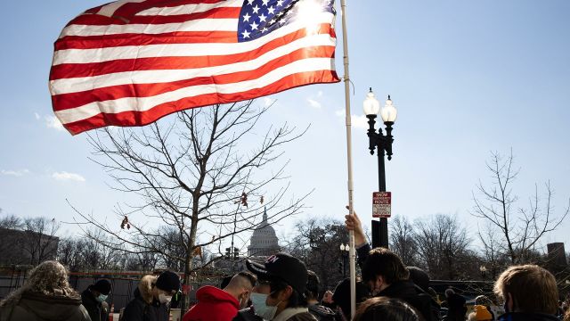 Американский флаг возле здания Капитолия США во время инаугурации избранного президента Джо Байдена