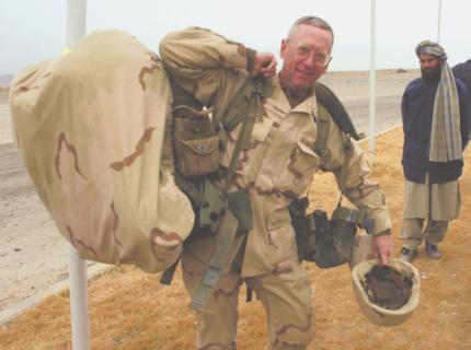 Американский генерал Джеймс Мэттис считается одним из провозвестников и теоретиков гибридной войны. На снимке 1991 года: бригадный генерал Мэттис в аэропорту афганского Кандагара. Фото Reuters