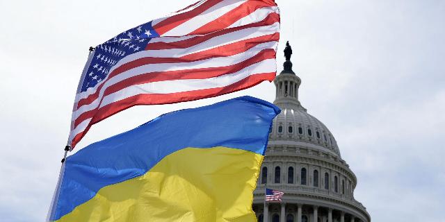 Американский и украинский флаги развеваются на ветру возле Капитолия во вторник, 23 апреля 2024 года, в Вашингтоне.