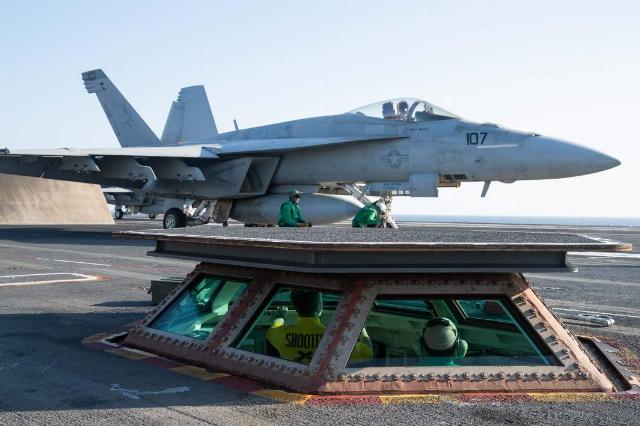 Американский истребитель-бомбардировщик F/A-18E на палубе авианосца «Джеральд Форд»