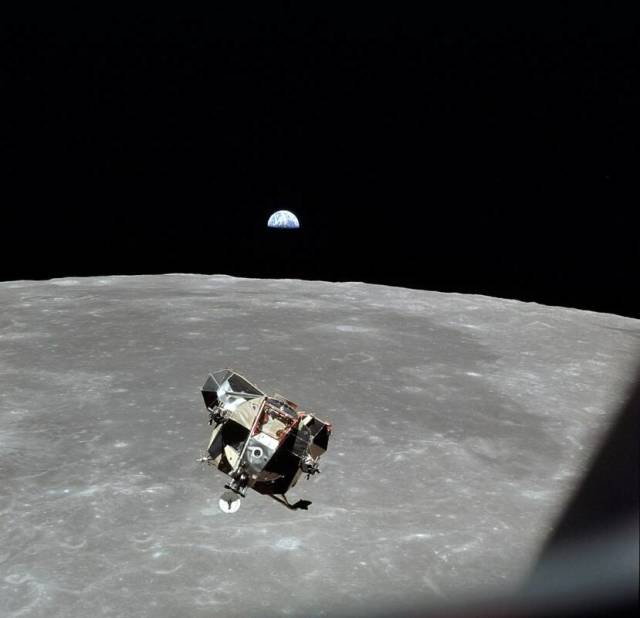 Американский лунный модуль «Орел» на окололунной орбите