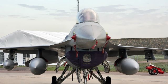 Американский многофункциональный лёгкий истребитель F-16 Fighting Falcon