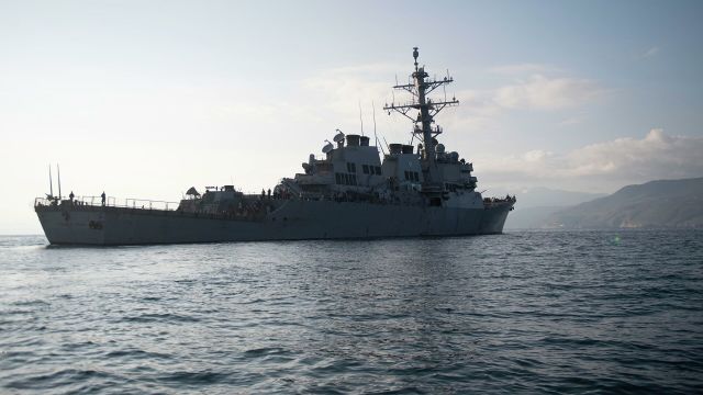 Американский ракетный эскадренный миноносец USS Donald Cook у берегов Греции