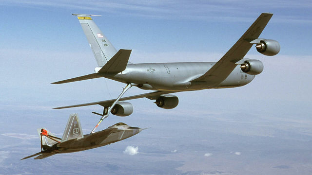 Американский самолет-заправщик KC-135 Stratotanker дозаправляет истребитель F-22 "Раптор"