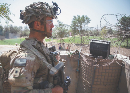 Американский солдат наблюдает за противником. Фото с сайта www.dvidshub.net