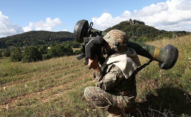 Американский солдат стреляет из ПРТК «Джавелин»