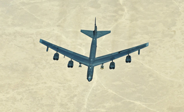 Американский стратегический бомбардировщик B-52 в небе над Сирией