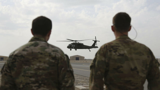 Американский вертолет UH-60 Black Hawk во время взлета с авиабазы