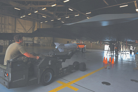 Американский военнослужащий из числа технического персонала загружает ядерную бомбу в стратегический бомбардировщик В-2 Spirit. Фото с сайта www.af.mil