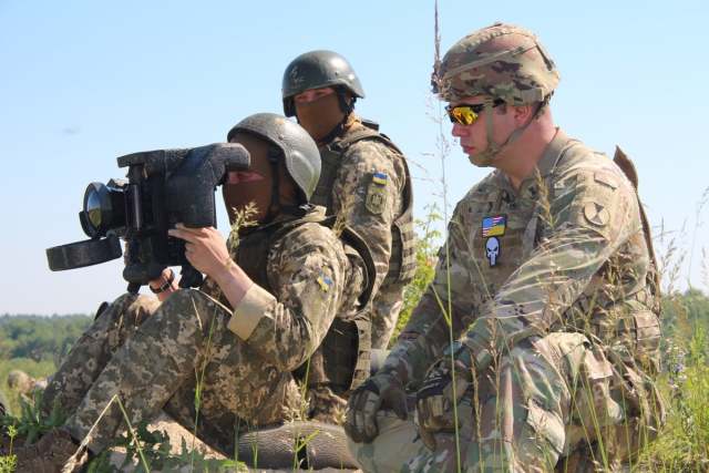 Американский военный инструктор обучает украинских военнослужащих обращению с поставленным из США противотанковым ракетным комплексом Javelin (c) министерство обороны Украины