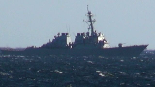 Американский военный корабль "Джон Маккейн", пересекший российскую границу на юге Приморского края в Японском море. Скриншот видео