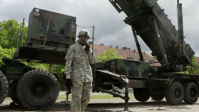 Американский военный стоит рядом с зенитно-ракетным комплексом Patriot на военной базе в Мораге, Польша