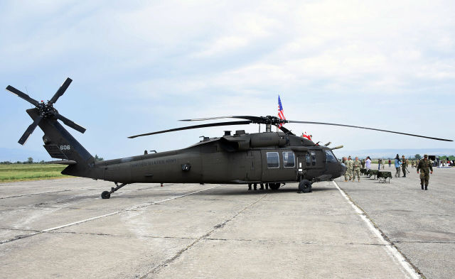 Американский военный вертолет Sikorsky UH-60 Black Hawk