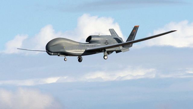 Американский беспилотный летательный аппарат стратегической разведки RQ-4 Global Hawk