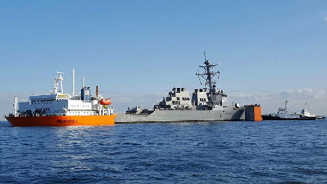 Американский эсминец USS Fitzgerald во время погрузки на транспортное судно