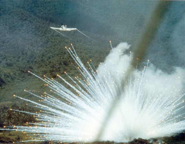 Американский штурмовик A-1E сбрасывает фосфорную бомбу