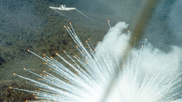 Американский штурмовик A-1E сбрасывает фосфорную бомбу в ходе войны во Вьетнаме, 1966 год