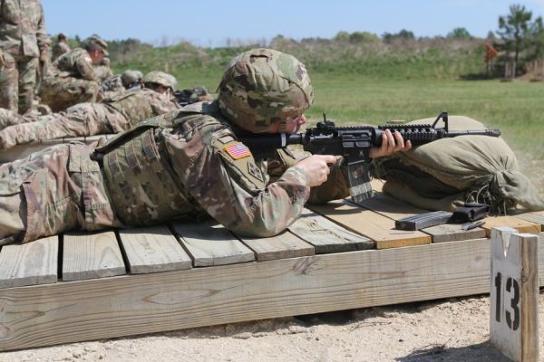 Американский солдат с автоматом M4A1.