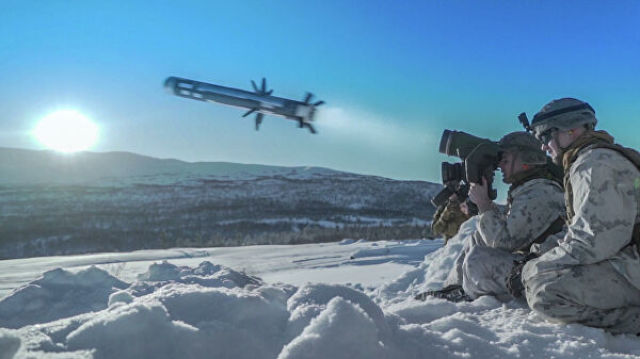 Американский военнослужащий производит выстрел из противотанкового ракетного комплекса (ПТРК) Javelin во время учений Cold Response 2020 в Норвегии
