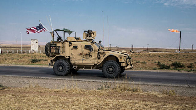 Американский военный автомобиль патрулируют сирийские нефтяные месторождения
