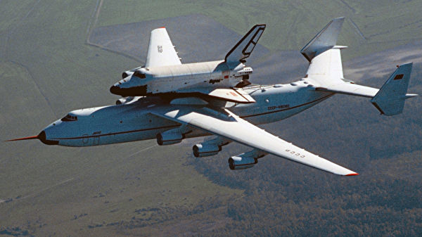 АН-225 с "Бураном" на внешней подвеске в полете