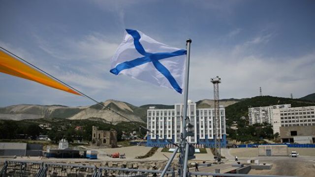 Андреевский флаг над палубой патрульного корабля проекта 22160 "Дмитрий Рогачев"