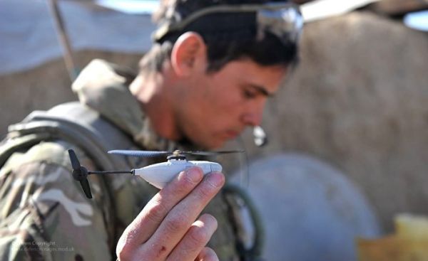 Английский солдат запускает нано-дрон Black Hornet