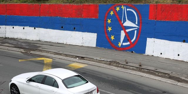 Антиевропейская и антинатовская граффити во время всеобщих выборов на улице Белграда