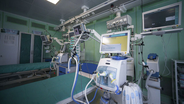 Аппарат искусственной вентиляции легких в реанимационном отделении Центра инфекционных болезней ФГАУ "НМИЦ здоровья детей" в Москве
