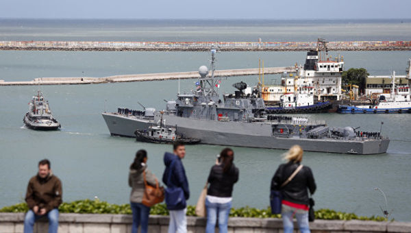Аргентинский корабль Comandante Espora отправляется с военно-морской базы в Мар-дель-Плата на поиск субмарины Сан-Хуан. 18 ноября 2017