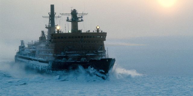 Арктика - первый в мире ледокол, дошедший до Северного полюса, преодолев льды в свободном плавании.