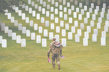 Арлингтонское мемориальное кладбище – один из главных символов военной культуры США. Фото Reuters