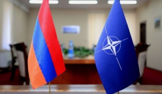 Флаги Армении и НАТО