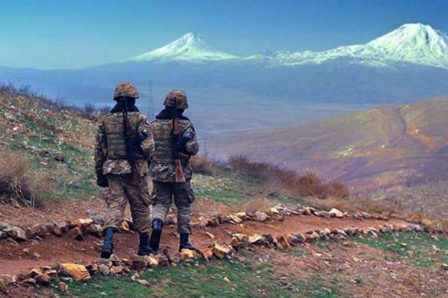 Армянские солдаты на фоне горы Арарат