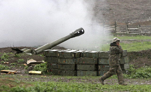 Армянские военные стреляют по позициям в Нагорном Карабахе вблиз деревни Мардакерт в Азербайджане