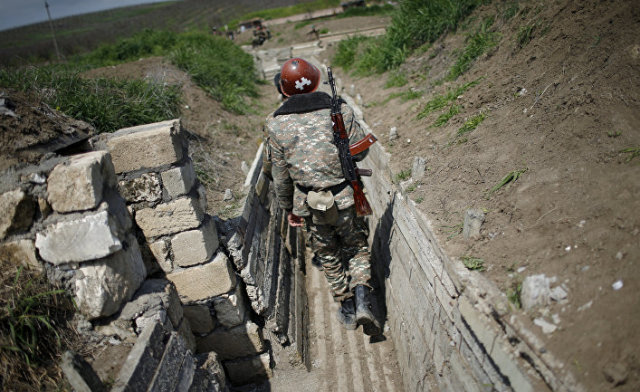 Армянский солдат в окопе в Нагорном Карабахе
