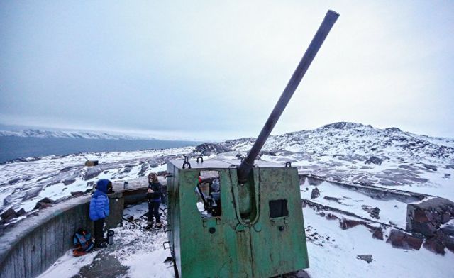 Артиллерийская батарея времен Великой Отечественной войны на побережье Кольского полуострова