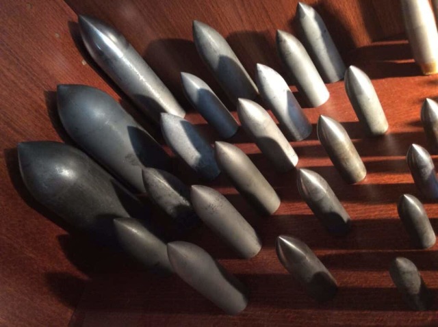 Артиллерийские бронебойные сердечники разных форм и размеров из металлокерамики на основе карбида вольфрама. Фото автора