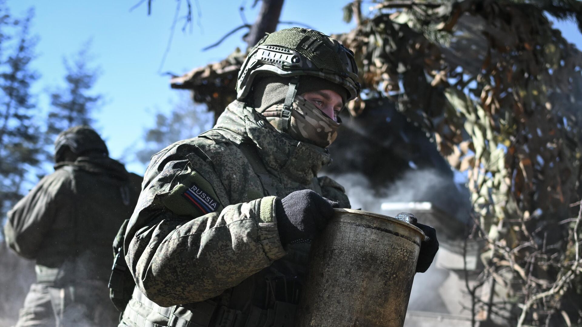 Артиллерийское подразделение Центрального военного округа ведет боевую работу с использованием САУ "Гиацинт-С" в ходе контрбатарейной борьбы на Авдеевском направлении спецоперации