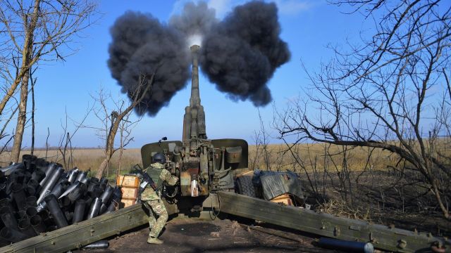 Артиллерист ВС РФ ведет огонь из 152-миллиметровой гаубицы "Мста-Б"