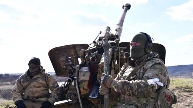 Артиллеристы на позиции в Луганской области