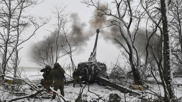 Артиллеристы вооруженных сил РФ ведут огонь по позициям ВСУ из гаубицы "Мста-Б" в южном секторе спецоперации