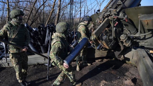 Артиллеристы ВС РФ заряжают 152-мм гаубицу "Мста-Б" в зоне СВО