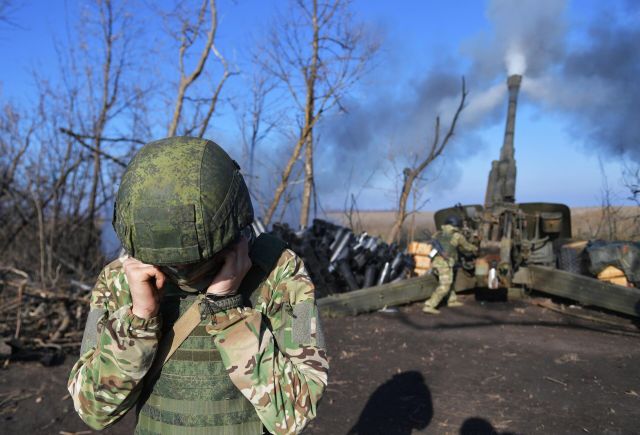 Артиллеристы ВС России ведут огонь из 152-миллиметровой гаубицы "Мста-Б" в зоне СВО