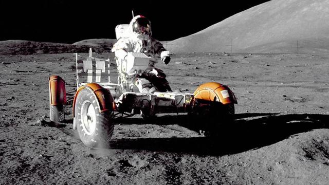 Астронавт «Аполлон-11» Юджин Сернан во время высадки на луну. В ходе миссии были собраны 21,7 кг образцов лунного грунта, которые были доставлены на Землю