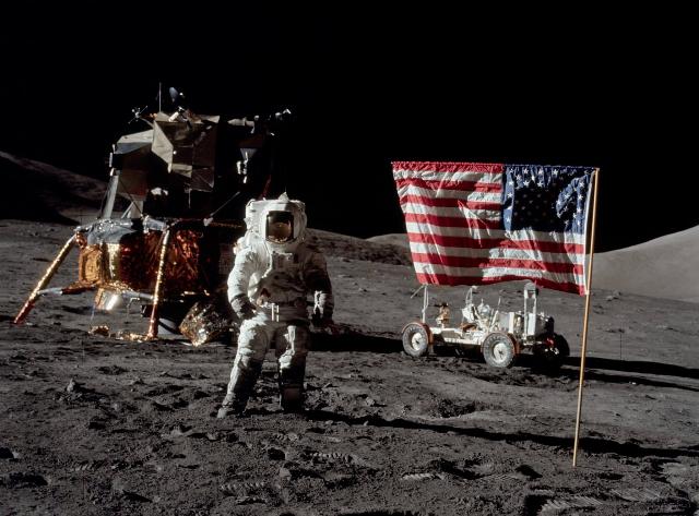 Астронавт Харрисон Шмитт на лунной поверхности во время последней пилотируемой миссии NASA на Луну «Аполлон-17». Фотографию сделал астронавт Юджин Сернан, командир корабля