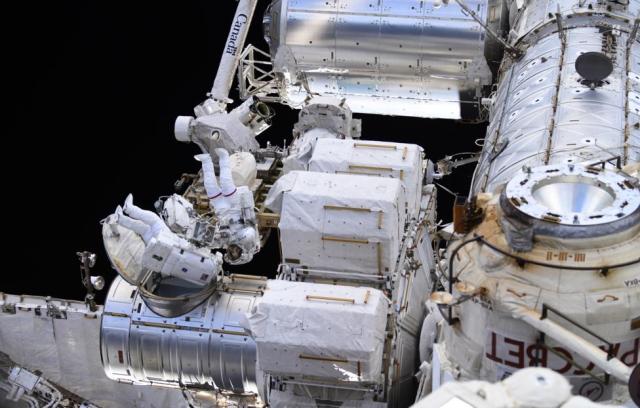 Астронавт NASA Стивен Боуэн и астронавт из ОАЭ Султан ан-Неяди