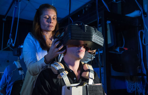 Астронавт Рид Уайсмен в очках виртуальной реальности