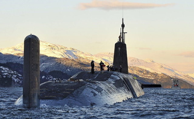 Атомная подводная лодка HMS Vanguard у военно-морской базы Клайд, Шотландия