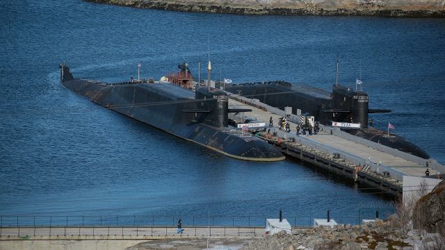 Атомная подводная лодка "Карелия" и атомный ракетный подводный крейсер стратегического назначения проекта 667БДРМ "Дельфин" К-114 "Тула"